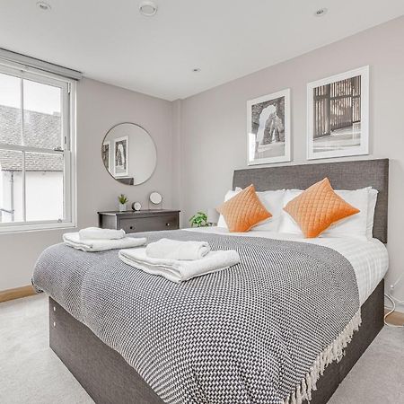 Contemporary 2 Bedroom Apt, Town Centre By Tent Serviced Apartments Chertsey Extérieur photo