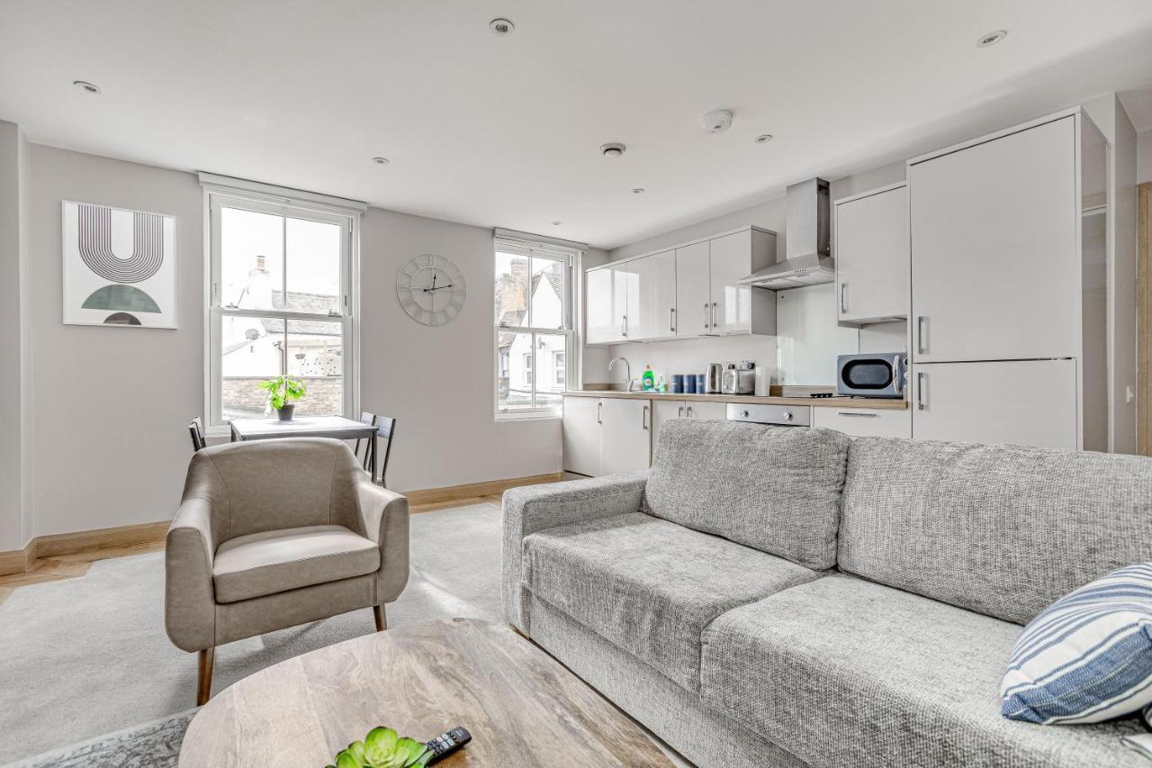 Contemporary 2 Bedroom Apt, Town Centre By Tent Serviced Apartments Chertsey Extérieur photo