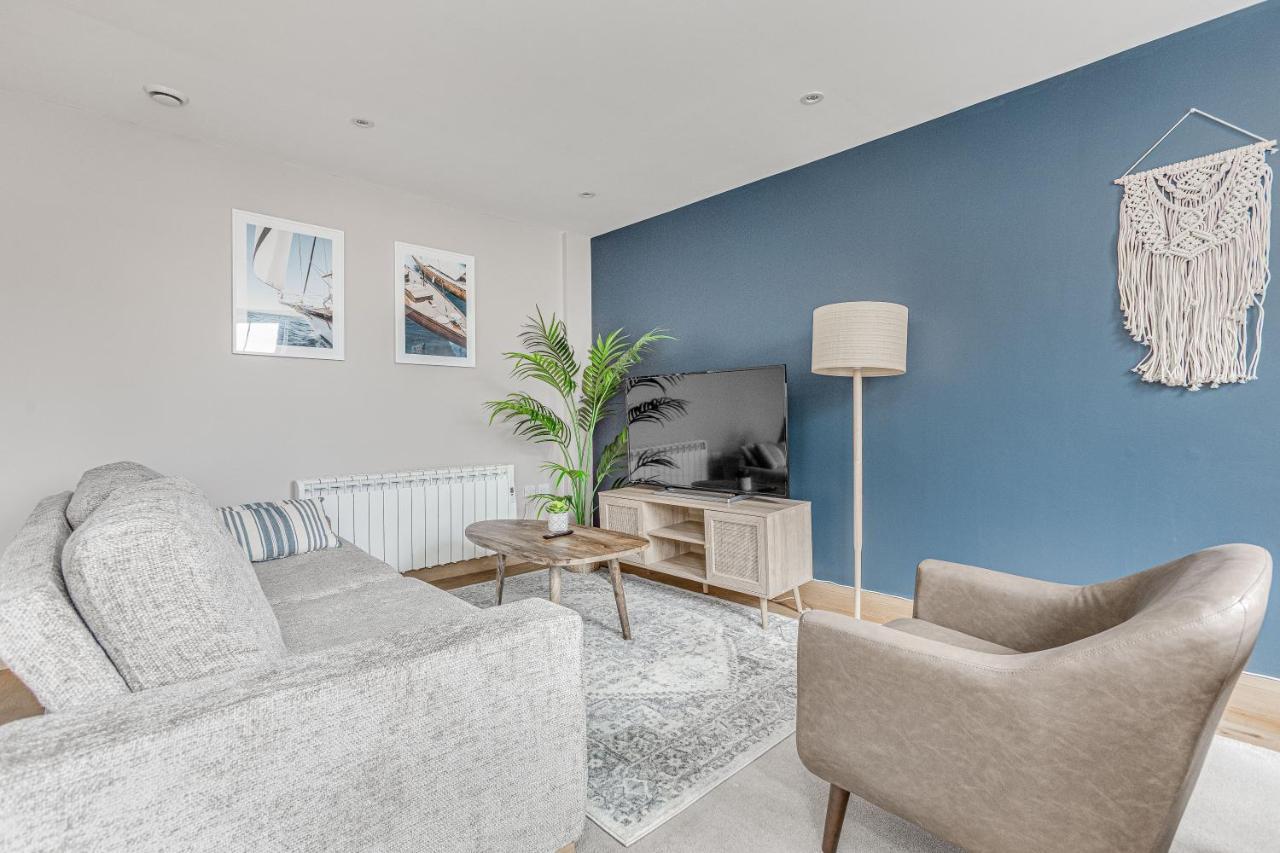 Contemporary 2 Bedroom Apt, Town Centre By Tent Serviced Apartments Chertsey Extérieur photo