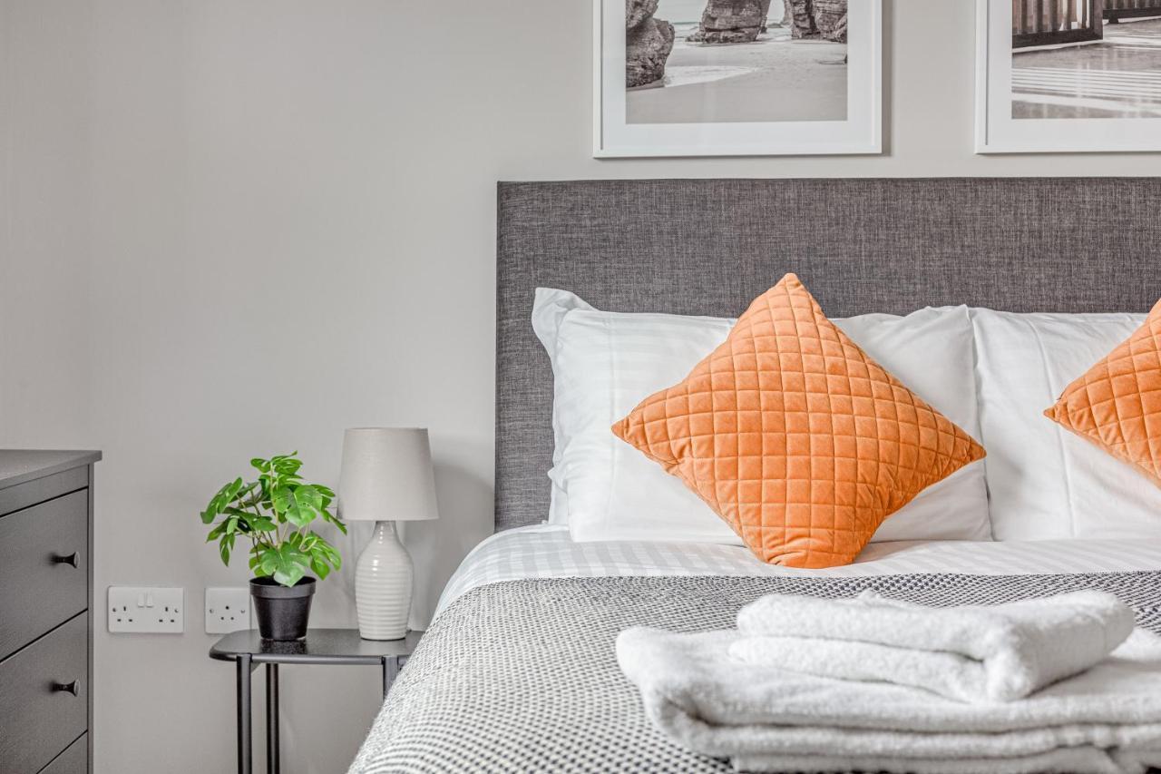 Contemporary 2 Bedroom Apt, Town Centre By Tent Serviced Apartments Chertsey Extérieur photo