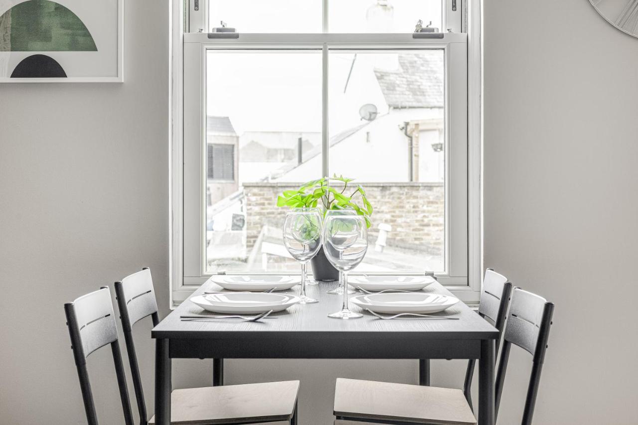 Contemporary 2 Bedroom Apt, Town Centre By Tent Serviced Apartments Chertsey Extérieur photo