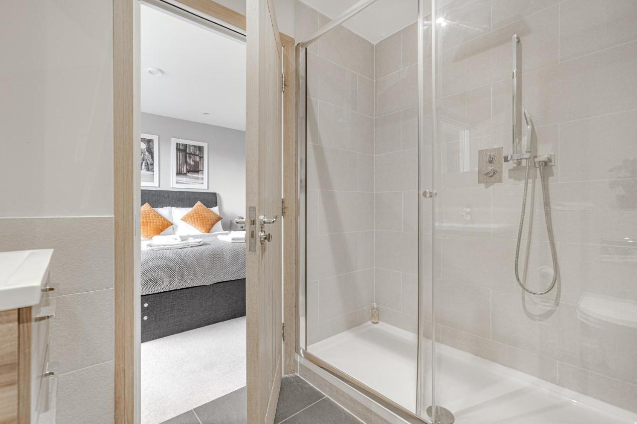 Contemporary 2 Bedroom Apt, Town Centre By Tent Serviced Apartments Chertsey Extérieur photo