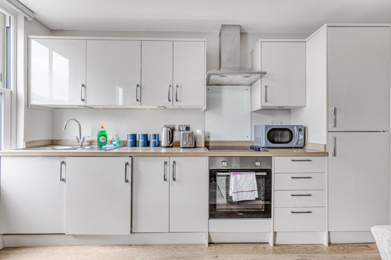Contemporary 2 Bedroom Apt, Town Centre By Tent Serviced Apartments Chertsey Extérieur photo