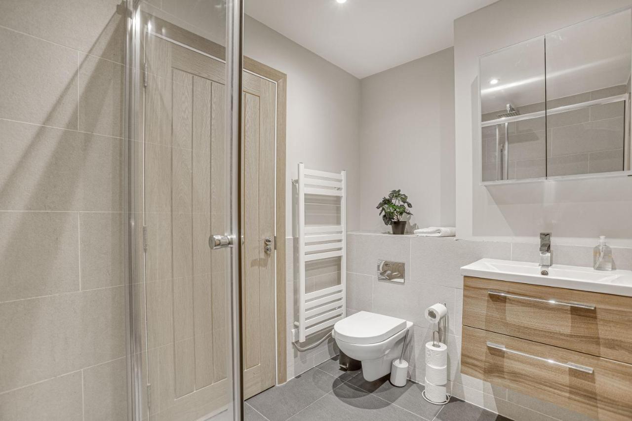 Contemporary 2 Bedroom Apt, Town Centre By Tent Serviced Apartments Chertsey Extérieur photo